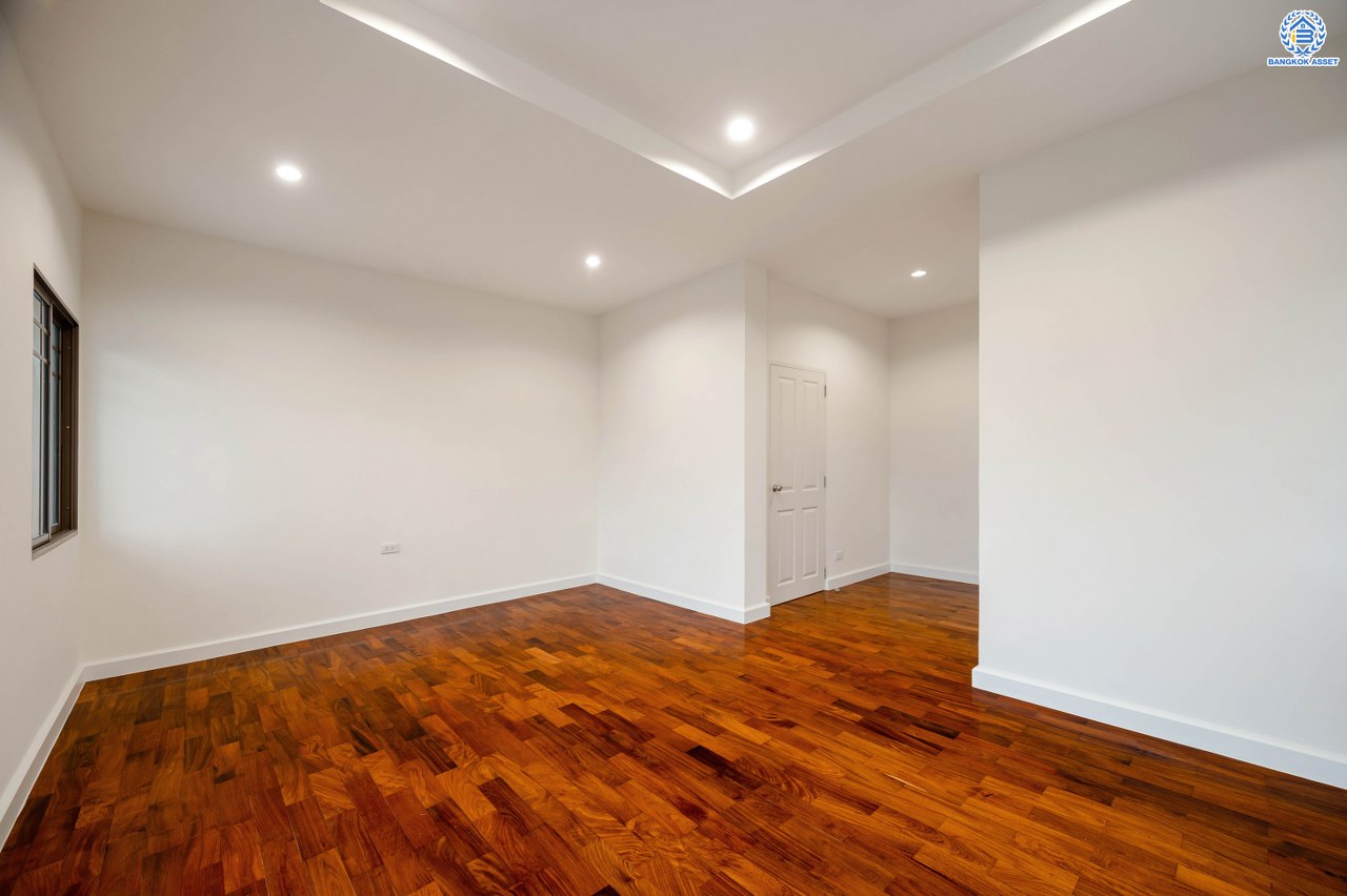 บ้านมือสองตกแต่งใหม่ จากแบรนด์ Sansiri โครงการ เศรษฐสิริ วงแหวน-สุขาภิบาล2 บ้านเดี่ยวหลังมุม เนื้อที่ 70.10 ตร.ว. พื้นที่ใช้สอย 166.20 ตร.ม. ฟังก์ชัน 3 ห้องนอน 3 ห้องน้ำ 1 ห้องแม่บ้าน 2 ที่จอดรถ ติดถนนใหญ่เสรีไทย ใกล้จุดขึ้นทางด่วน "วงแหวน-กาญจนาภิเษก" และ ใกล้รถไฟฟ้าสายสีชมพู "สถานีนพรัตน์"...